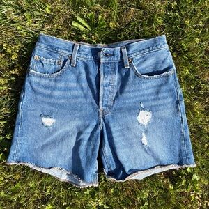 Distressed Levi shorts 🌞